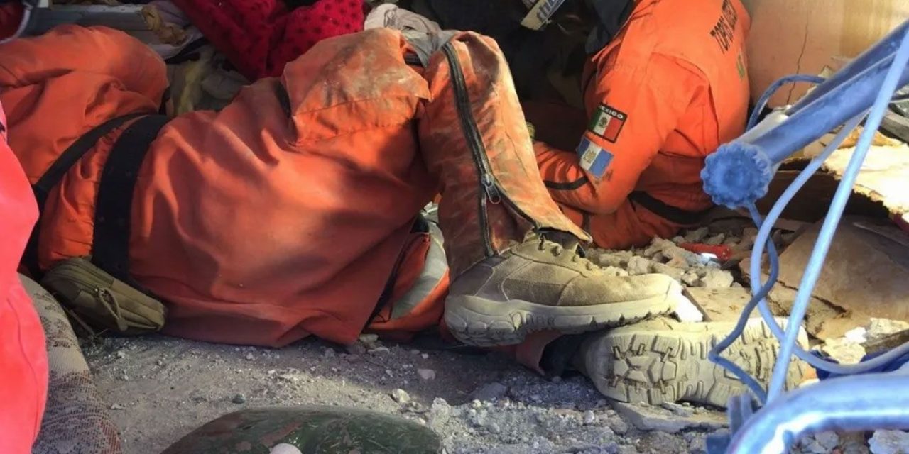 Pareja murió abrazada en el terremoto de Turquía, brigadistas mexicanos rescatan sus cuerpos (video)
