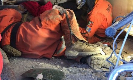 Pareja murió abrazada en el terremoto de Turquía, brigadistas mexicanos rescatan sus cuerpos (video)