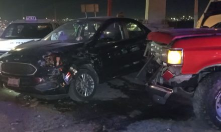 Saltillo: Pierde el control y choca dos autos en Fundadores