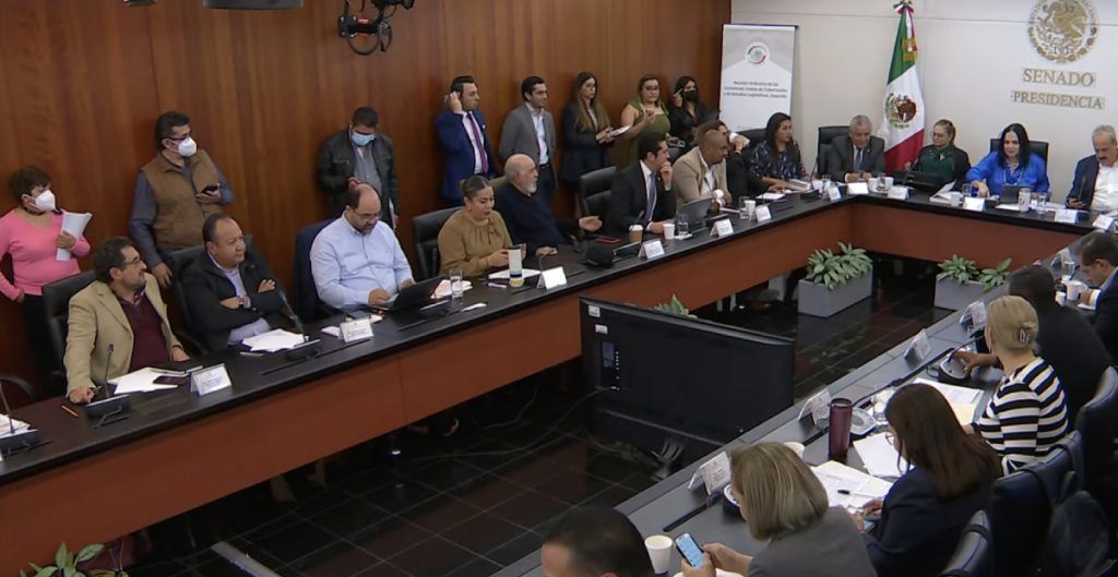 Aprueban en comisiones del Senado plan B; ‘vida eterna’ a partidos queda fuera
