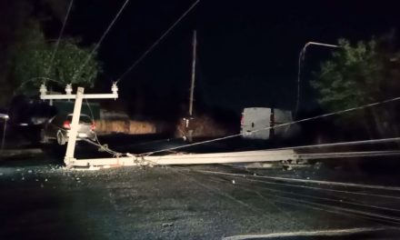 Saltillo: Derriba poste y causa apagón en Lomas de Lourdes; la ebria conductora quedó detenida