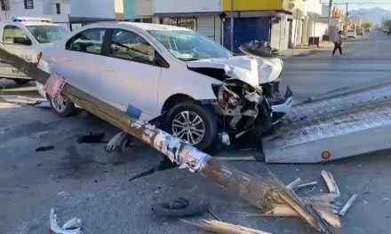 Pierde el control y derriba un poste de madera para después abandonar su vehículo en la Morelos