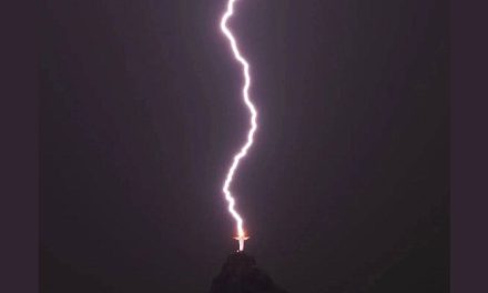 Rayo impacta en la cabeza del Cristo Redentor en Río de Janeiro