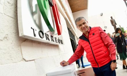 Miguel Riquelme emite su voto en Torreón para elegir candidato a gobernador