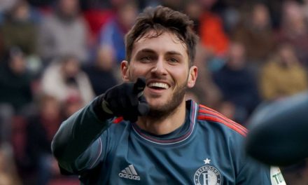 ‘Santi’ Giménez rompe la liga holandesa; el delantero mexicano sigue marcando goles
