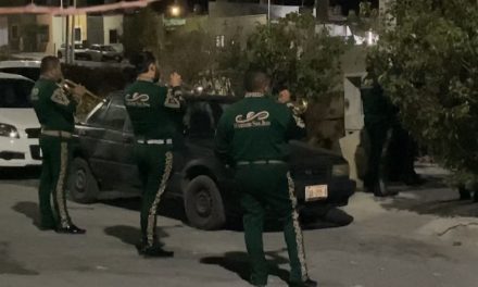 Fue una noche de serenatas: enamorados llevan mariachis a su pareja en Saltillo