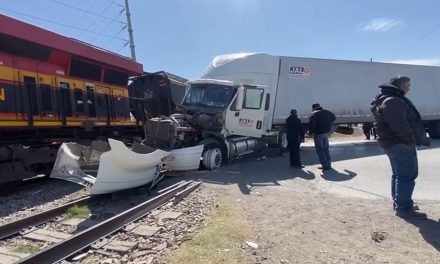 Arrolla tren a trailero en Ramos Arizpe; intenta ganarle el paso y se lo llevan