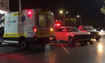 Por tomar retorno sin precaución conductor provoca fuerte percance en Saltillo