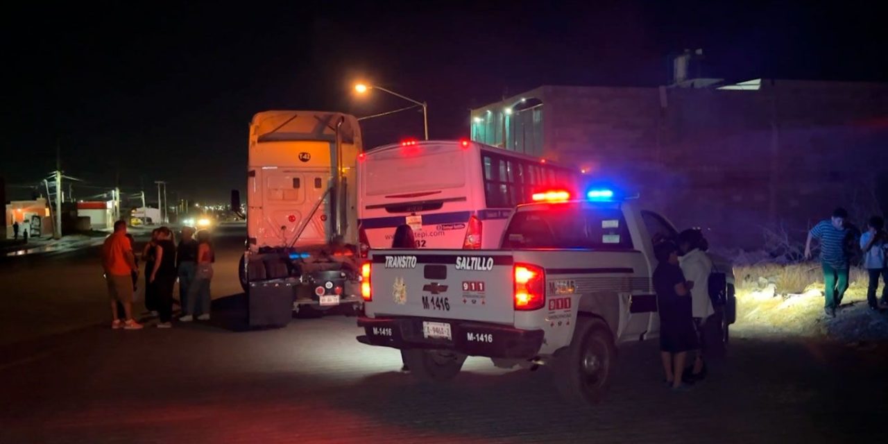 Saltillo: trailero choca y proyecta camión contra casa en Loma Linda