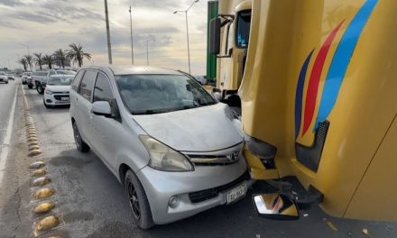 Saltillo: Trailero provoca choque en V. Carranza; momento quedó captado en video