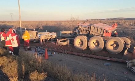 Trailero pierde la vida al sufrir una volcadura en la carretera Saltillo-Torreón
