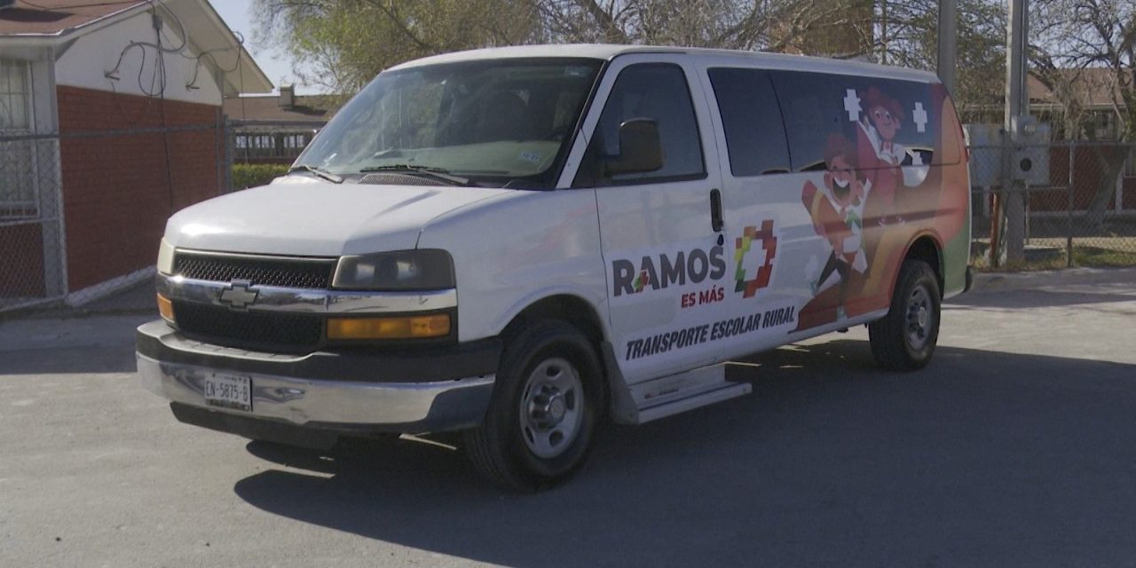Entrega alcalde de Ramos Arizpe 3 vagones para transporte escolar
