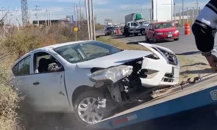 Hombre sufre volcadura en la Saltillo-Monterrey y resulta ileso