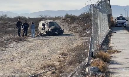 Mujer vuelca por ir a exceso de velocidad, causó daños al Aeropuerto de Ramos Arizpe