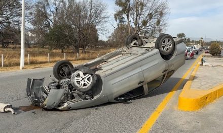Hombre de 28 años vuelca y milagrosamente sale ileso en Saltillo
