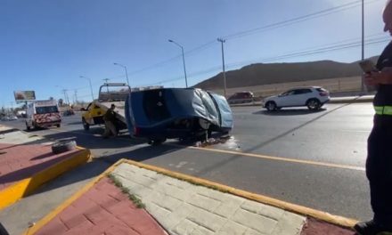 Trabajador de Chrysler vuelca su vehículo y resulta lesionado en la Saltillo-Monterrey
