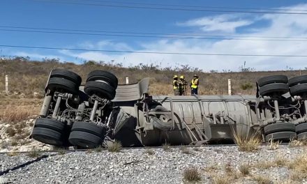 Vuelca contenedor con combustible genera connato de incendio sobre la Zacatecas