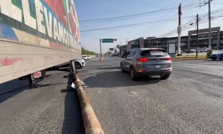 Trailero derriba dos postes y causa daños en dos vehículos en Saltillo