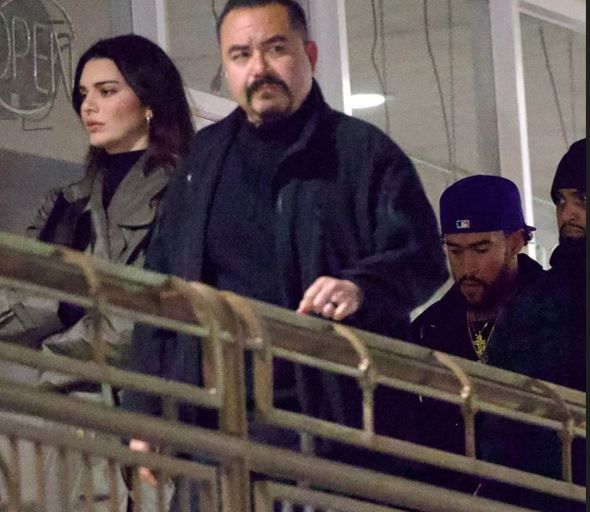 ¡Sí tienen una relación! Captan a Kendall Jenner y a Bad Bunny besándose (Fotos)