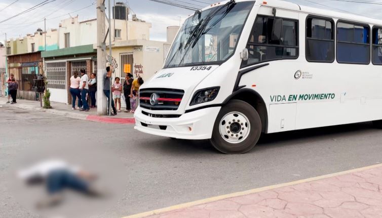 Peatón ebrio es embestido por camión en Saltillo