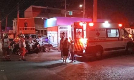 Causa fuerte choque por pasarse un alto; lesionó a tres personas, dos de ellas menores en Saltillo
