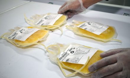 Mineros dona plasma en Texas para conseguir dinero