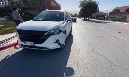 Impacta a dos vehículos conducía a exceso de velocidad y causa accidente en Saltillo
