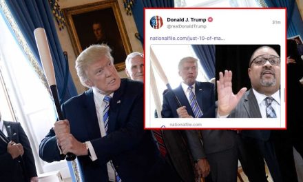 Trump publica foto donde aparece amenazante con un bat ante el fiscal que lo investiga