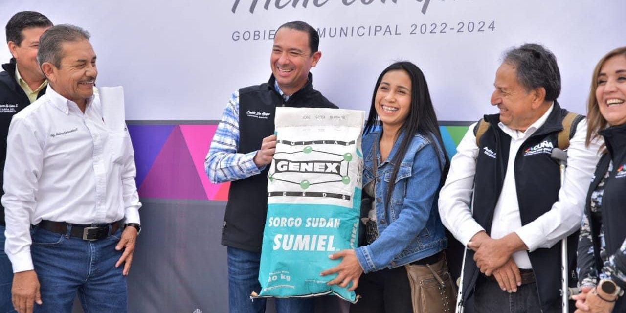 Entrega alcalde de Acuña apoyo al campo