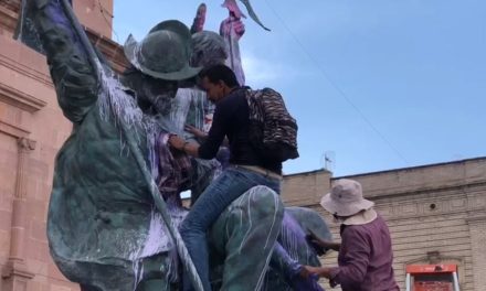 Realizan limpieza en Plaza Tlaxcala de Saltillo tras marcha 8M