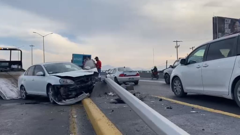Derriba una luminaria en accidente sobre Periférico LEA de Saltillo