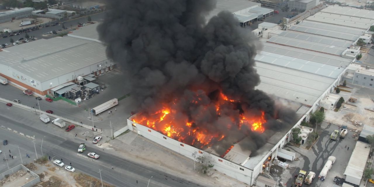 Fuego consume bodega del IMSS en Arteaga