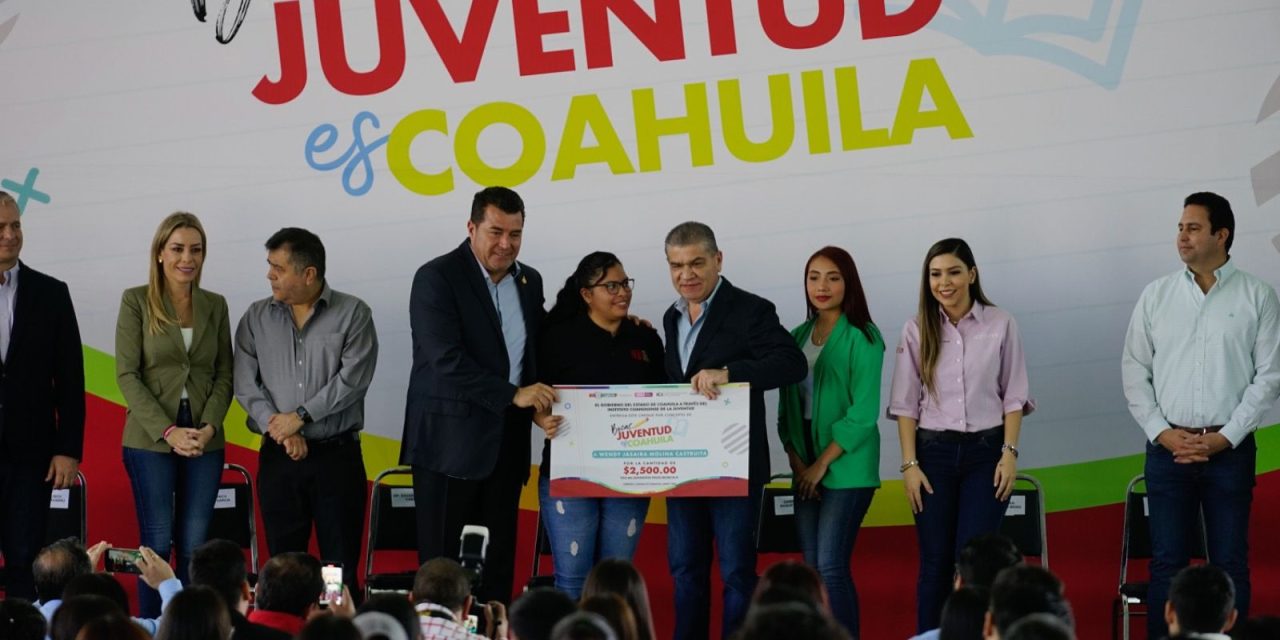 Entrega Miguel Riquelme becas ‘Juventud Es-Coahuila’