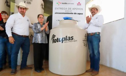 Llevan tinacos a ejidos de Saltillo