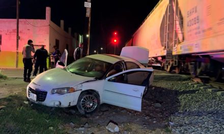 Se lo lleva el tren en Ramos Arizpe, conductor intentó ganarle el paso
