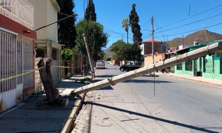 Saltillo: Deja destrozos accidente en Valle de las Flores Popular