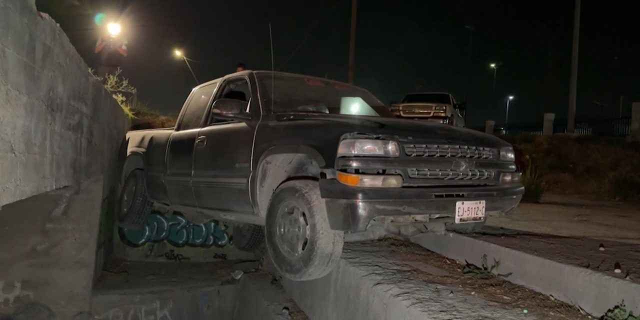Sale del camino y vuelca en Saltillo