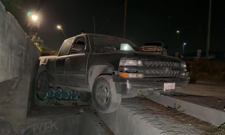 Sale del camino y vuelca en Saltillo