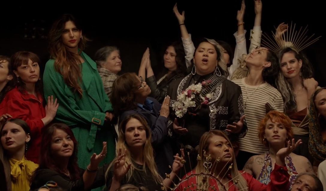 8M: La coahuilense Vivir Quintana estrena ‘Te Mereces Un Amor’ (Video)