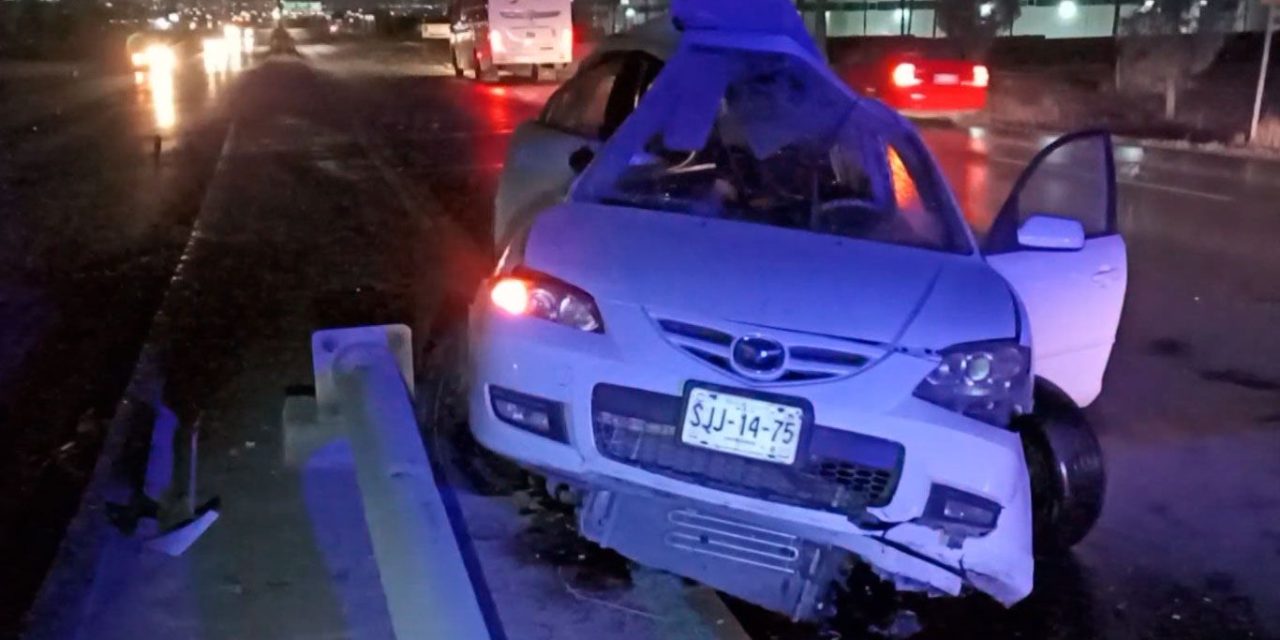 Saltillo: Derriba luminaria y abandona su auto en la colonia Misión Cerritos