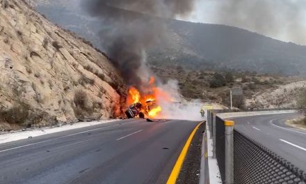 Se registra fuerte volcadura e incendio de tráiler en Los Chorros (Video)
