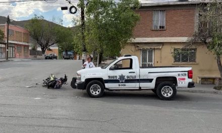 Embiste a motociclista y lo deja al borde de la muerte en colonia Guayulera de Saltillo