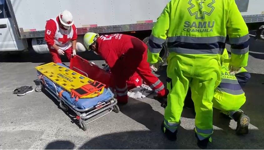Camión derriba a tripulantes de una motocicleta en Saltillo