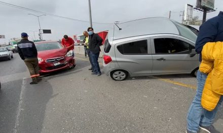 Saltillo:  Invade carril y termina encima de los muros de V. Carranza