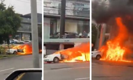 ¿Qué es eso? Sorprende auto en llamas en calles de San Pedro