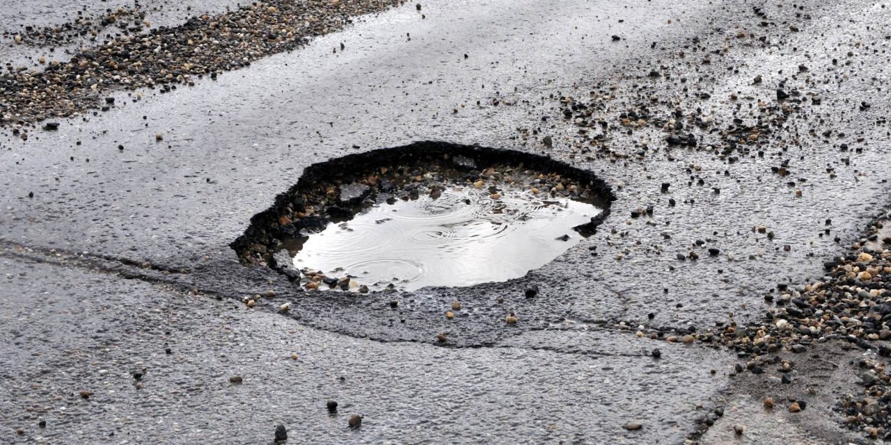 Fuga de aguas negras provoca bache en Zona Centro de Saltillo