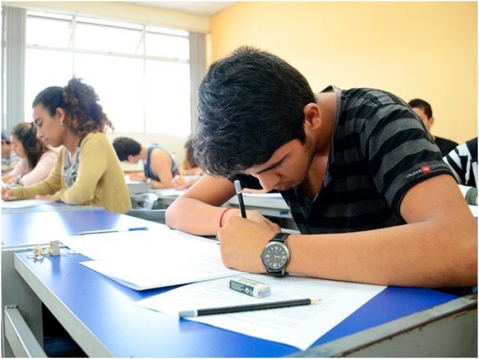 Apoyos educativos; llegan becas para jóvenes en Sabinas