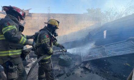 Incendio en casa moviliza a bomberos en Saltillo; vecinos auxiliaron a la propietaria
