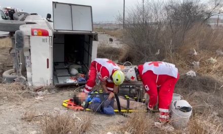 Camioneta sufre volcadura y deja siete personas heridas en Saltillo