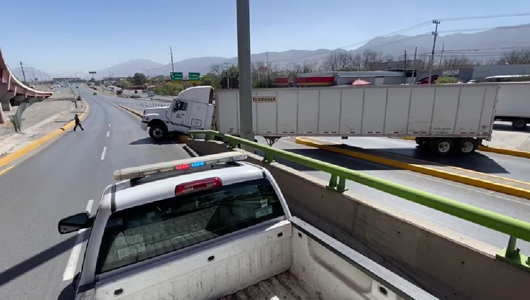 Saltillo: Trailero provoca caos vial en el Sarape; afectó la vía por más de dos horas
